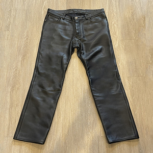 Pantalon de motard pour homme en cuir véritable noir, antibactérien, léger, coupe droite, taille mi-haute, avec fermeture boutonnée et décoration à rivets - Product Image 4