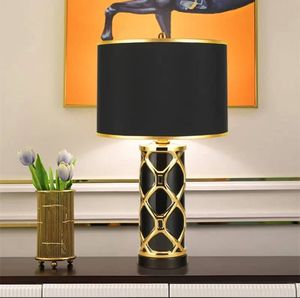 Lámpara decorativa de metal, lámpara de calidad premium, lámpara cuadrada dorada, luz decorativa para mesita de noche, iluminación moderna para mesa. - Product Image 4