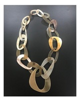 Collier en corne naturelle avec chaîne à maillons, bijoux faits à la main artistiques pour femmes, pour les marques de mode éthiques