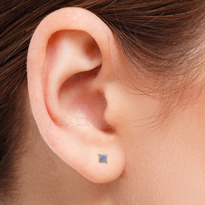 Pendientes de botón minimalistas cristianos geométricos de plata de ley 925 de alto brillo con labradorita de corte cuadrado de 3 mm y cierre a presión microchapado - Product Image 5