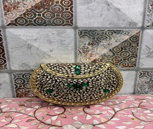 Bolso de mano nupcial artesanal con piedras Kundan y asa de perlas, bolso de diseñador étnico para boda - Product Image 1