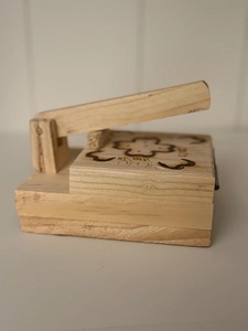 Prensa de Tortillas de Maíz Reutilizable de Madera Natural de ILAHI - Máquina para Hacer Tortillas al por Mayor, Apta para Lavavajillas, Ecológica y Plegable - Product Image 3