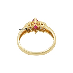 Bague en or jaune 14 carats avec rubis marquise naturel et diamants baguette superposés, Memoria Jewels, vente en gros - Product Image 5