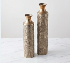 Ensemble de 2 vases en métal texturé, or vintage, pour la décoration de table, les événements, le bureau ou l'entrée. - Product Image 3