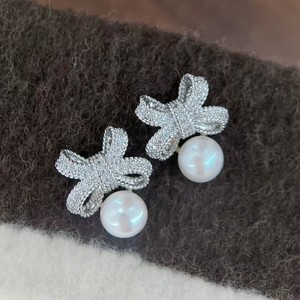 New Fashionable Retro Stud Earrings Elegant Butterfly Knot with Pearls Exquisite Design <b>Inspired</b> by Internet Celebrities - Product Image 2