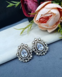 Boucles d'oreilles clous en pierre en forme de poire, style Kundan, pour femmes, plaquées or antique, pour mariage, collections de vêtements ethniques. - Product Image 6