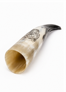 Mug à boire en corne de buffle naturelle fait main, motif loup gravé, pour reconstitution historique médiévale, cadeau pour les amateurs de barware. - Product Image 3
