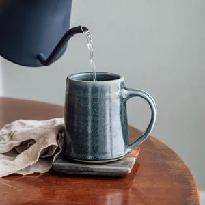 Taza de café de cerámica de gran venta con esmalte azul reactivo, acabado brillante y asa resistente para uso diario en el hogar u oficina. - Product Image 3