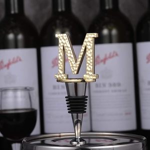 Tapón para Botellas de Vino con Letra M Martillada en Oro, Base Plateada y Sello de Goma Negra - Product Image 1