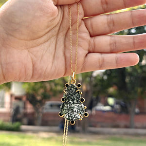 Collier de mode pour femme, pendentif en agate mousse naturelle, design élégant avec accent de petits zircons noirs, chaîne plaquée or 18 carats pour femme - Product Image 3