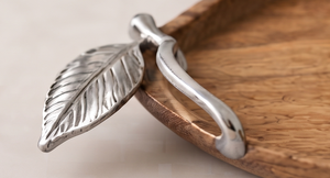 Plateau de service en bois de manguier à finition naturelle, en forme de feuille, avec poignées métalliques et détails de feuilles sur le bord. - Product Image 2