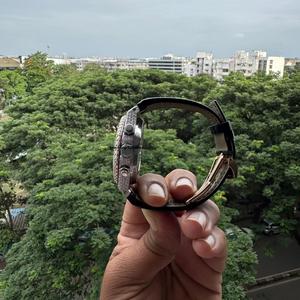 นาฬิกาควอตซ์อัตโนมัติสำหรับผู้ชาย ดีไซน์สปอร์ต คุณภาพพรีเมียม หน้าปัดชุบทอง ประดับโมอิสซาไนต์ สายยางทำมือแบบ Iced - Product Image 2