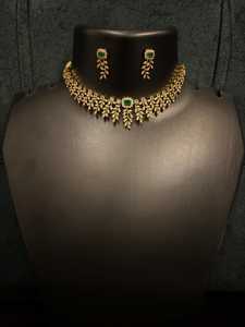 Ensemble de bijoux indiens classiques en laiton plaqué or antique avec pierres CZ, collier ras-du-cou géométrique et boucles d'oreilles Jhumka – Vente en gros - Product Image 6