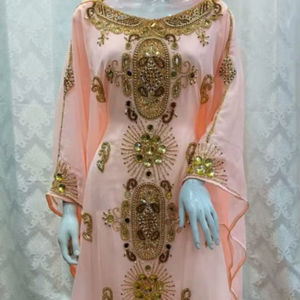 Elegante Caftán Abaya de Gasa Color Durazno con Bordado Intrincado, Adornos de Cuentas Doradas, Velo con Capucha y Detalles Reales Cosidos a Mano para Fiesta - Product Image 1