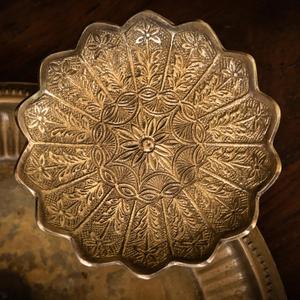 Ensemble d'ustensiles de cuisine traditionnels indiens en aluminium faits à la main |   Services de vaisselle décoratifs gravés, résistants au four et au lave-vaisselle - Product Image 6