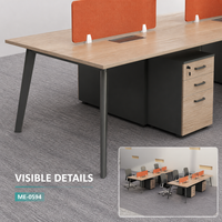 Poste de travail de bureau commercial rectangulaire moderne pour quatre personnes avec dessus imitation bois, écrans orange et meubles de rangement sur pieds