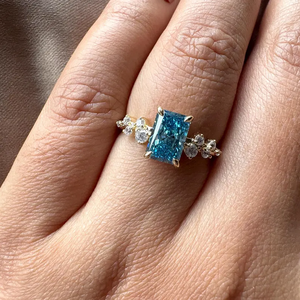 Bague de fiançailles pour femme en or 14 carats avec diamant bleu créé en laboratoire taille émeraude et pierres latérales en grappe florale - Product Image 3