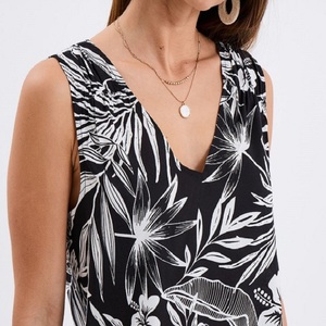 เสื้อเบลาส์คอวีสีดำสำหรับผู้หญิง สายกว้าง แขนกุด ดีไซน์หรูหรา สวมใส่สบาย เหมาะสำหรับใส่ทำงานและแฟชั่นประจำวัน - Product Image 6