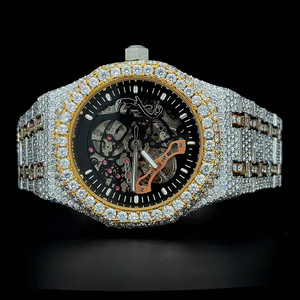 Reloj de Diamantes Personalizado de Dos Tonos, Dorado y Blanco, Completamente Cubierto de Diamantes Moissanite Redondos, con Esfera de Fecha y Esqueleto, para Hombre - Product Image 1