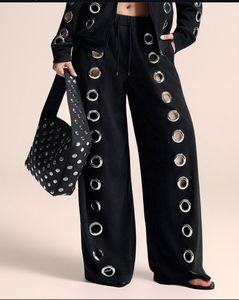 Ensemble 2 pièces pour femme, haut court à capuche noir et pantalon large avec détails anneaux métalliques, streetwear, sweat-shirt tricoté - Product Image 5