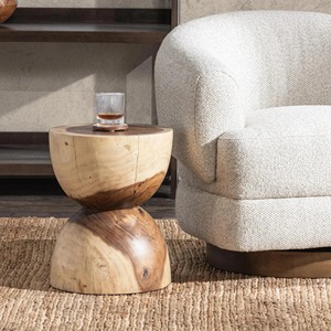 La table d'appoint ronde en bois de Suar naturel présente une silhouette de sablier distinctive, sculptée dans le bois de Suar avec une finition naturelle. - Product Image 1