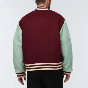 Chaqueta universitaria unisex con parches bordados para amantes de la moda deportiva y el estilo casual urbano. - Product Image 4