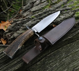 Cuchillo Bowie hecho a mano en acero al carbono con mango de cuerno y funda de cuero. - Product Image 6