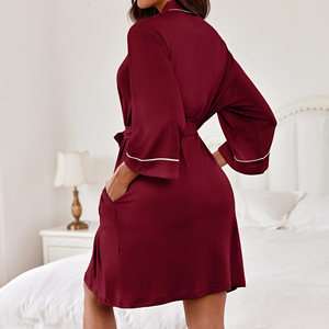 Robe en soie douce bordeaux pour femme, manches 3/4, col en V, style cache-cœur avec ceinture et bordure blanche - Product Image 2