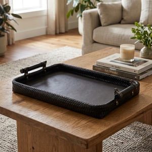 Plateau de service rectangulaire en rotin synthétique brun avec poignées en bois, design géométrique moderne pour le dîner - Product Image 6