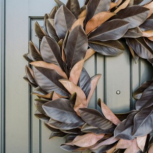 Couronne de magnolias moderne avec des feuilles épaisses et densément superposées, brillantes, bicolores, marron foncé et cuivre doré - Product Image 5