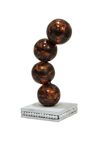 Sculpture sphérique moderne en aluminium ton ambre abstrait - Statue d'orbite empilée artisanale sur socle perlé blanc vieilli - Product Image 3