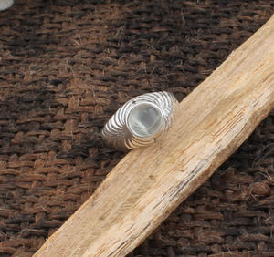 แหวนเงินแท้ประดับมูนสโตนสีรุ้งธรรมชาติทรงเบเซล ประกายสีฟ้า พร้อมพลอยสีขาว สำหรับผู้หญิง เครื่องประดับทำมือ ขายส่ง - Product Image 1