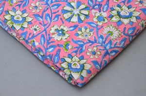 Tissu imprimé floral 100% coton doux et pur de style indien pour vêtements, robes, rideaux, vêtements de nuit, housses de lit, draps et bien plus encore. - Product Image 4