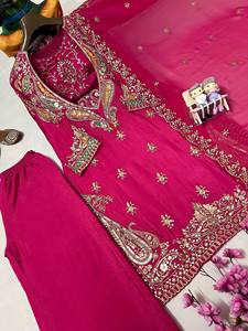 Conjunto de Salwar de Terciopelo de Seda Rosa Intenso de Lujo con Bordado Paisley de Zari Dorado, Kurti Largo, Pantalón Recto y Dupatta Pakistaní - Product Image 4