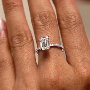 แหวนแต่งงานแบบมินิมอลลิสต์ประดับเพชรทรงเอเมอรัลด์ 2 กะรัต ได้รับการรับรองจาก IGI เพชรเพาะเลี้ยงในห้องปฏิบัติการ พร้อมวงแหวนรอบเพชรแบบซ่อน ตัวเรือนทองคำขาว 14k ของขวัญสำหรับผู้หญิงสำหรับงานปาร์ตี้ - Product Image 1