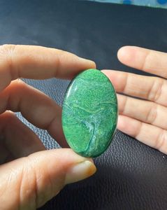 Pierres précieuses d'amour : Cabochon ovale en jade vert naturel du paradis, poli, à changement de couleur vert, 71 carats, du Rajasthan, pour la fabrication de bijoux - Product Image 3
