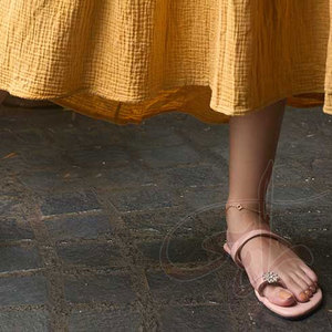 Sandalias de Mujer Elegantes y Duraderas de Cuero Natural con Estampado de Moda, Antideslizantes, con Delicado Bordado de Flores y Diseño de Dedo Giroso - Product Image 5