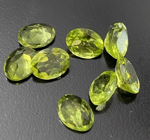 Natürlicher Peridot im Ovalschliff, polierter Edelstein aus Rajasthan für Juweliere und Schmuckexporteure, Großhandelslieferung - Product Image 1