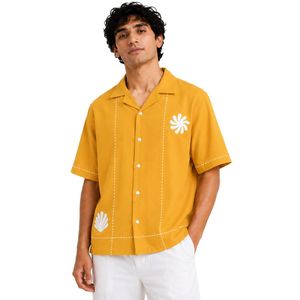 เสื้อเชิ้ตผ้าลินินผสมฝ้ายสีเหลืองมัสตาร์ด แขนสั้น คอปกคิวบา ปักลายสีขาว ติดกระดุม ลำลอง สำหรับวันหยุดฤดูร้อน รับผลิตแบบ OEM - Product Image 1