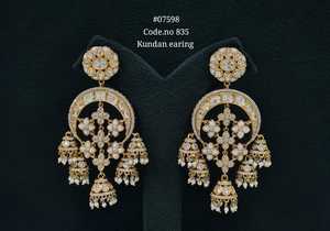 Boucles d'oreilles pendantes Kundan 07589, couleur or, motif floral, style chandelier, avec pierres vertes et blanches, bijoux pour mariage et fête - Product Image 3
