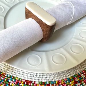 Anneaux de serviette ronds en bois durables et écologiques, design classique, accessoires de table de mariage, couleur jaune, lot de six - Product Image 6