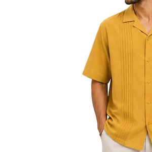 เสื้อเชิ้ตคอปกแบบคัมป์ แขนสั้น จีบแนวตั้ง สีเหลืองมัสตาร์ด สำหรับผู้ชาย สไตล์ลำลอง เหมาะสำหรับฤดูร้อนและรีสอร์ท รับผลิตพร้อมปักโลโก้ตามสั่ง - Product Image 3