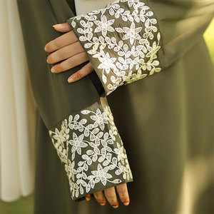 Abaya vert olive brodée avec hijab crème pour femmes, manches longues, longueur au sol, style personnalisé, pour usage quotidien - Product Image 2
