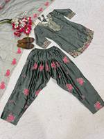 Ensemble de costume ethnique de créateur haut de gamme en satin japonais brodé, avec haut Farshi, salwar et dupatta en organza à manches longues, pour soirée, recyclé