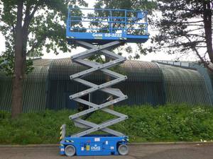 รถยกกรรไกรไฟฟ้า Genie GS-3232 คุณภาพสูง ขนาด 32 ฟุต แพลตฟอร์มทำงานบนที่สูงแบบไฮดรอลิก ขับเคลื่อนด้วยตัวเอง ได้รับการรับรองมาตรฐาน CE ราคาถูก - Product Image 1