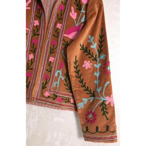 Chaqueta Boho de Terciopelo Suzani, Bordado Hecho a Mano en India, Ropa Étnica de Diseñador para Mujer - Product Image 5