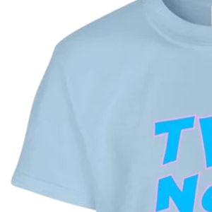 เสื้อยืดแขนสั้นลายกราฟิกสีฟ้าอ่อนสำหรับเด็ก พิมพ์ลายตัวอักษร "They Not Like Us" คอกลม สวมใส่สบายทุกวัน แฟชั่นสำหรับเด็ก - Product Image 2