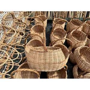 Panier de pique-nique artisanal en rotin du Vietnam avec une longue poignée pour le transport de nourriture lors d'événements en plein air et pour les paniers-cadeaux - Product Image 1