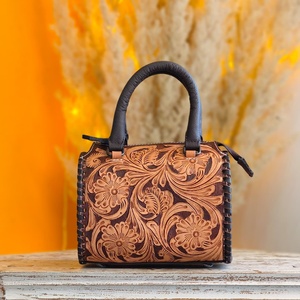 Bolso Bandolera de Cuero Genuino Venus Leathers, Estilo Western, Hecho a Mano, con Patrón de Letras y Flores, Cierre de Cremallera, 45-55cm, Gran Venta - Product Image 1