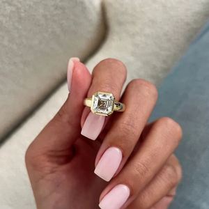 แหวนเพชรทรง Asscher 2 กะรัต เพาะเลี้ยงในห้องปฏิบัติการ ประดับขอบเพชรแบบ Bezel Setting ได้รับการรับรองจาก IGI ตัวเรือนทอง 14K แหวนหมั้น แหวนแต่งงานแบบ Solitaire ดีไซน์หรูหรา ทันสมัย - Product Image 3